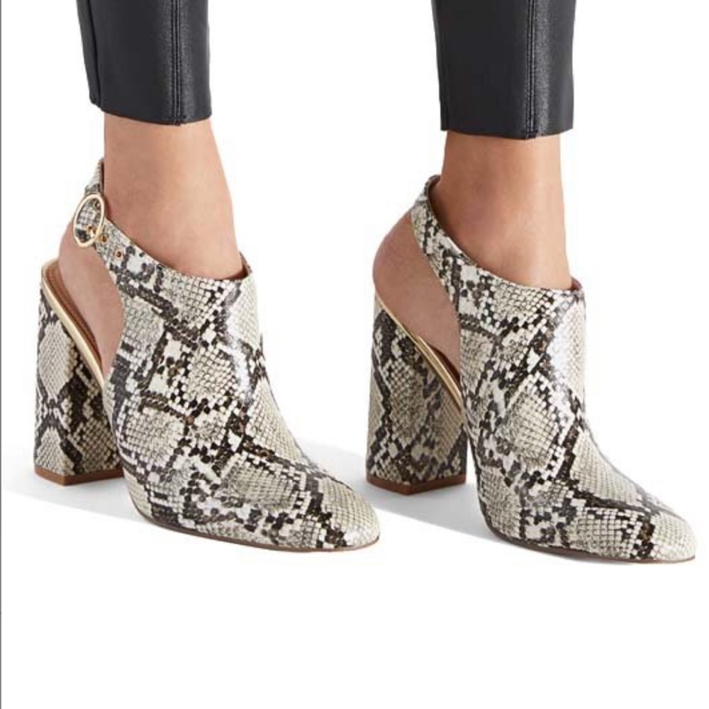 White Snake-Embossed Aalia Pump